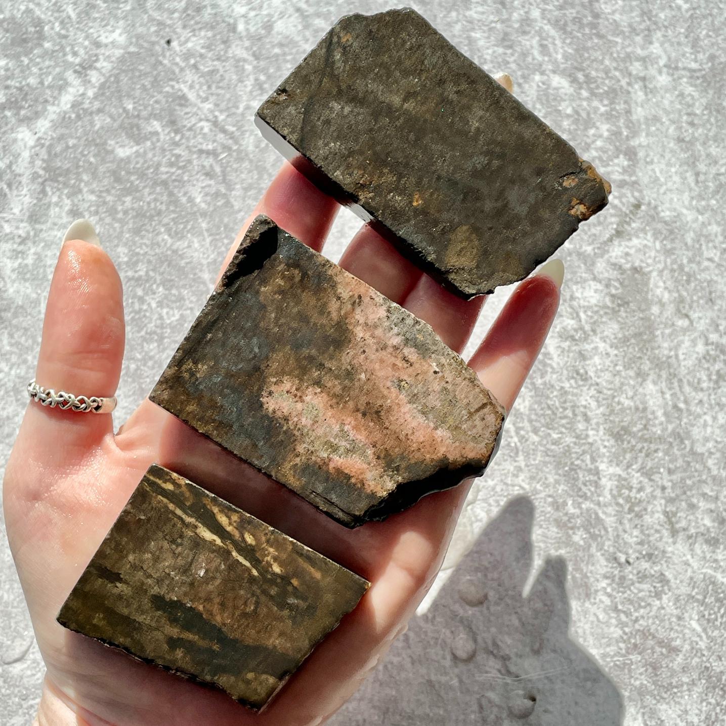 Rough - Slab - Rhodonite - 1 KG Rough - Slab - Rhodonite - 1 KG